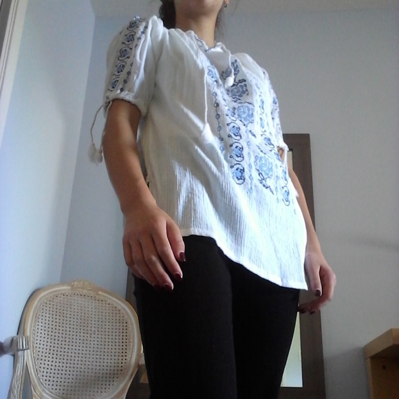 White top embroidered with blue flowers - Picture 1 of 7